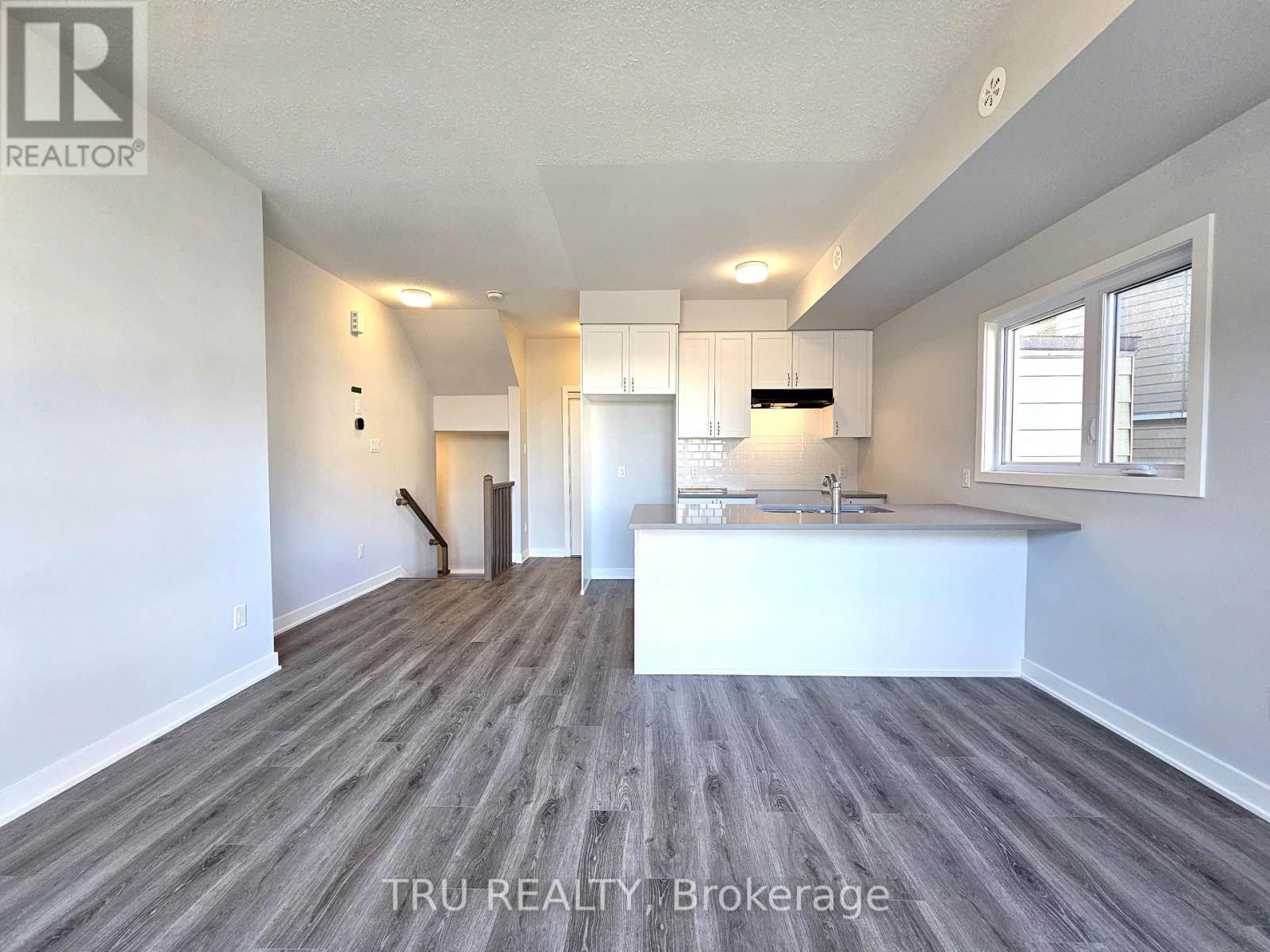 630 Mishi Private, Ottawa, Ontario  K1K 5C5 - Photo 5 - X12535146