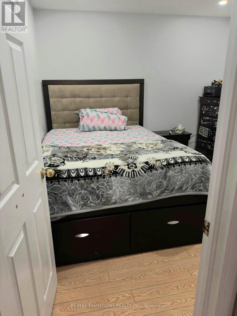 403 Brisdale Drive, Brampton, Ontario L7A 3M5 - Photo 4 - W12503454