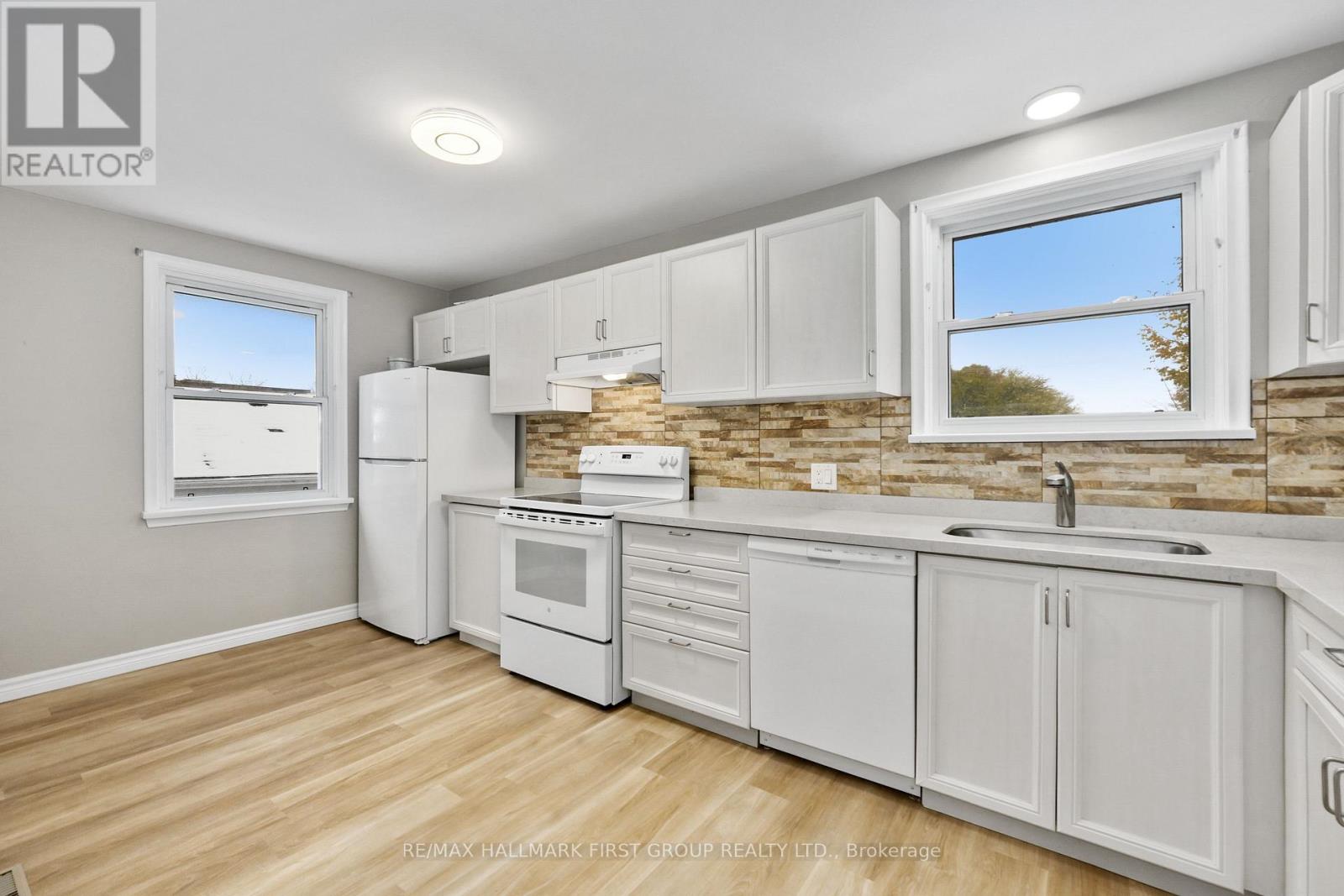 Upper - 176 Sydenham Street, Cobourg, Ontario  K9A 2S3 - Photo 5 - X12535140