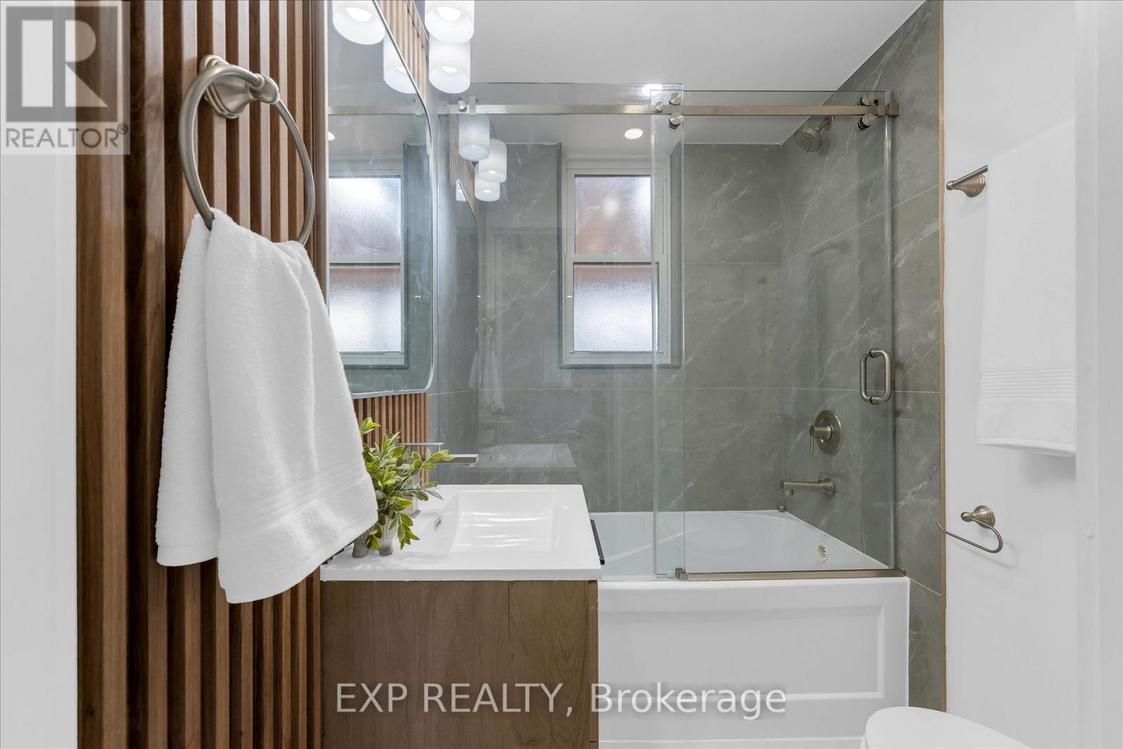 24 Eaton Place, Hamilton, Ontario  L8H 1N7 - Photo 10 - X12535170