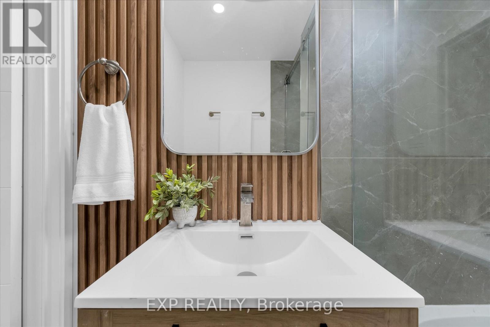 24 Eaton Place, Hamilton, Ontario  L8H 1N7 - Photo 11 - X12535170