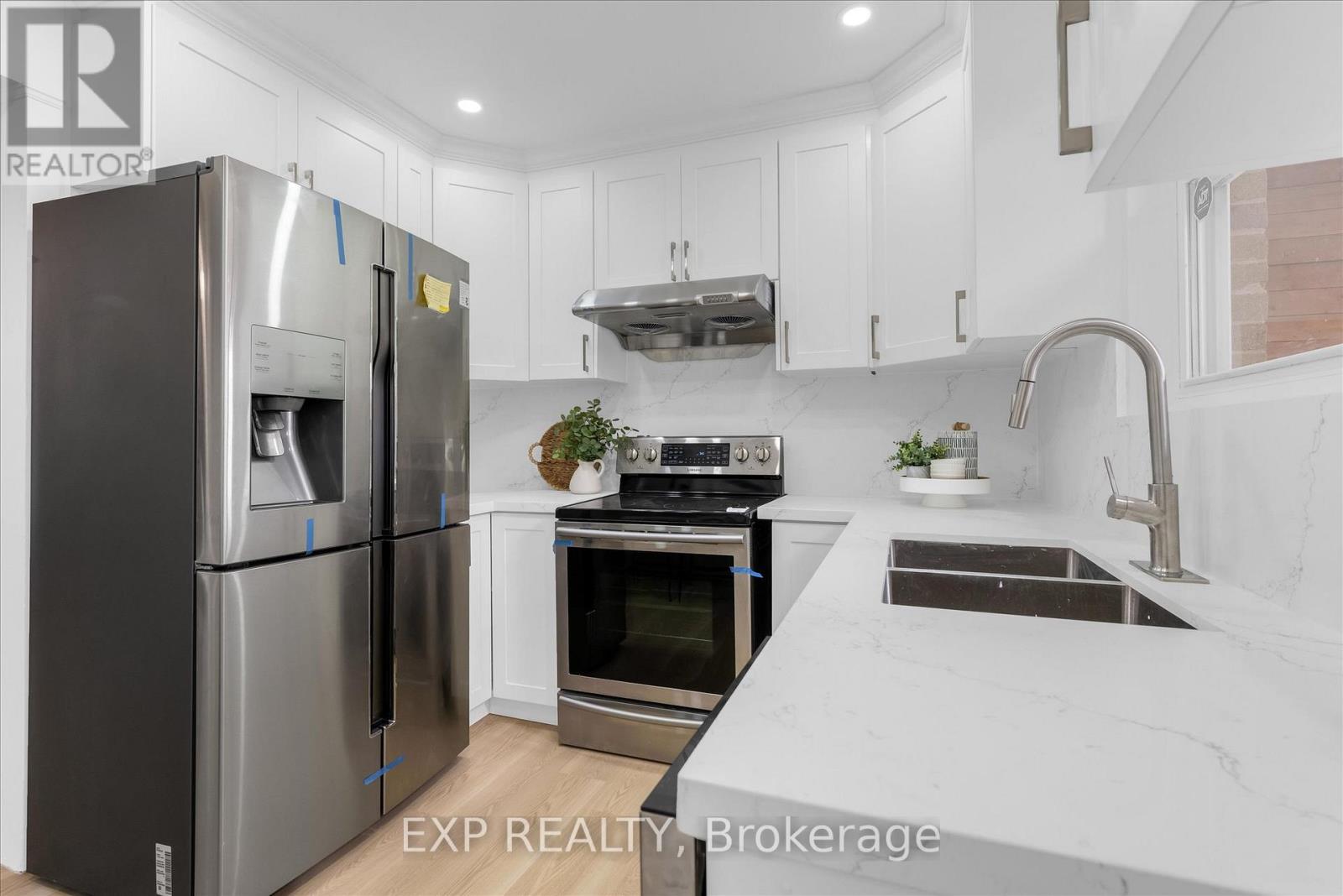 24 Eaton Place, Hamilton, Ontario  L8H 1N7 - Photo 6 - X12535170