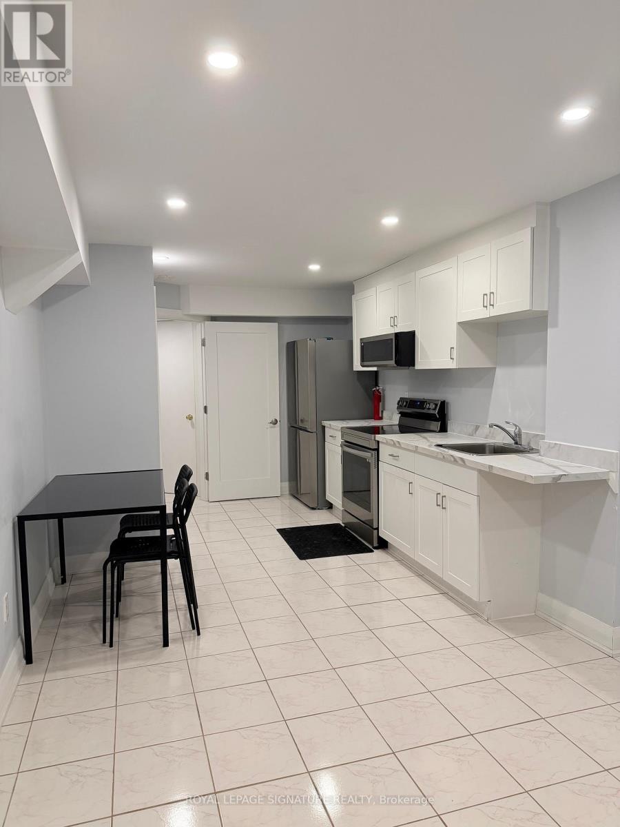 5630 Sparkwell Drive, Mississauga, Ontario  L5R 3N9 - Photo 5 - W12535166