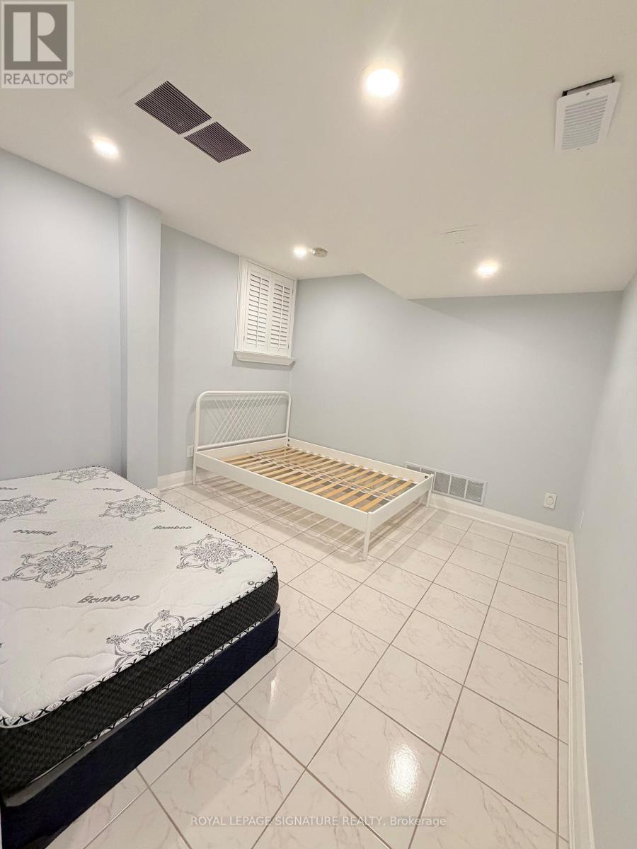 5630 Sparkwell Drive, Mississauga, Ontario  L5R 3N9 - Photo 8 - W12535166