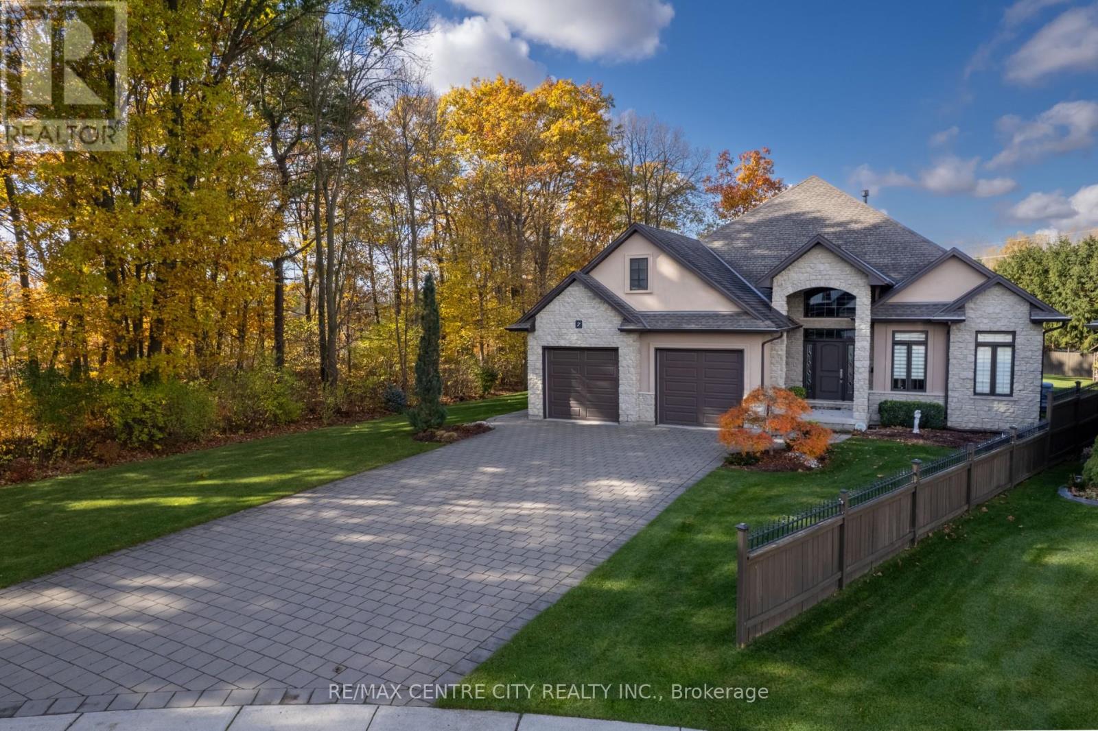 7 Drake Court, Strathroy-Caradoc, Ontario  N7G 0E1 - Photo 2 - X12535274