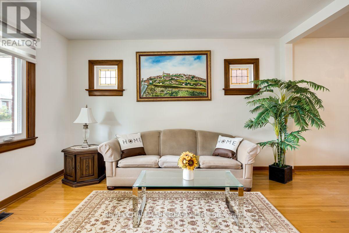 37 Cadorna Avenue, Toronto, Ontario  M4J 3W7 - Photo 2 - E12534692