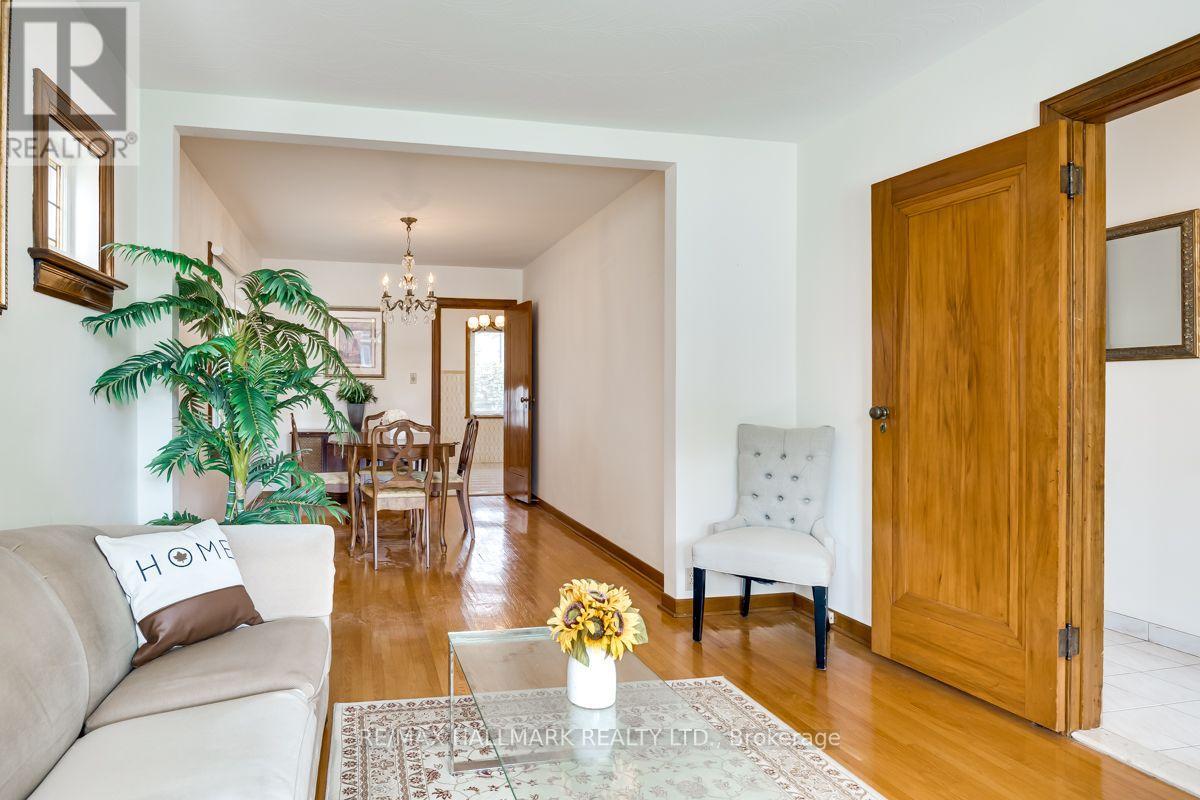 37 Cadorna Avenue, Toronto, Ontario  M4J 3W7 - Photo 4 - E12534692