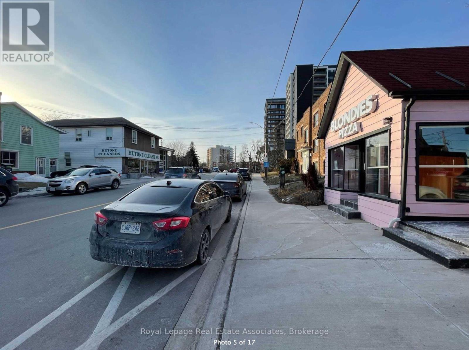 11 Stavebank Road N, Mississauga, Ontario  L5G 2T3 - Photo 4 - W12535282