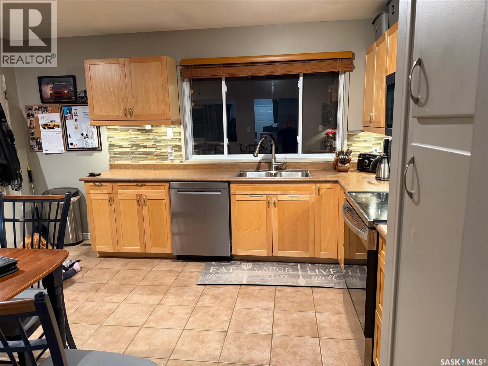 Property at 3 Norman CRESCENT image 4