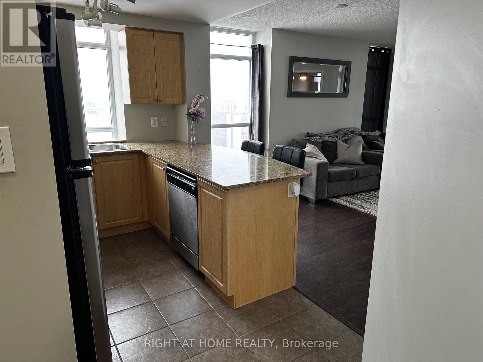 9 George Street N, Brampton, Ontario  L6X 0T6 - Photo 4 - W12535302