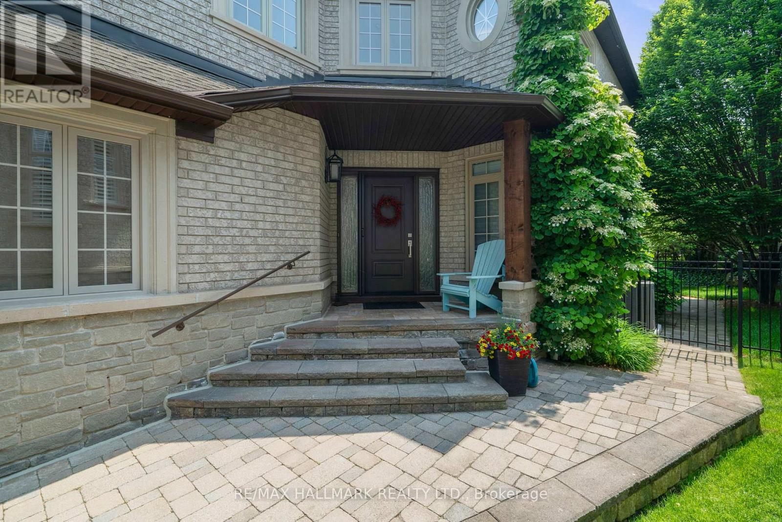 2092 Pinevalley Crescent, Oakville, Ontario  L6H 6L8 - Photo 2 - W12535312