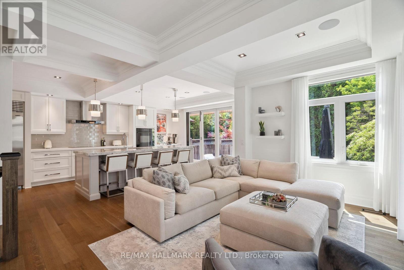 2092 Pinevalley Crescent, Oakville, Ontario  L6H 6L8 - Photo 3 - W12535312