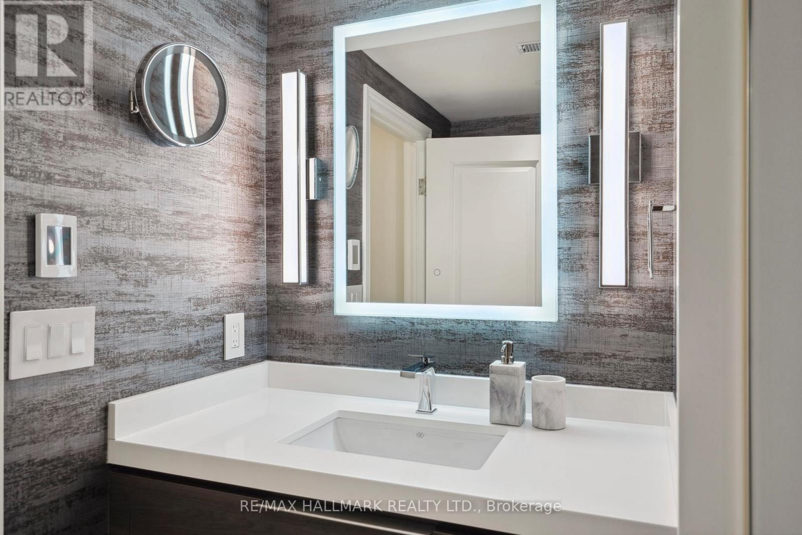 2092 Pinevalley Crescent, Oakville, Ontario  L6H 6L8 - Photo 37 - W12535312