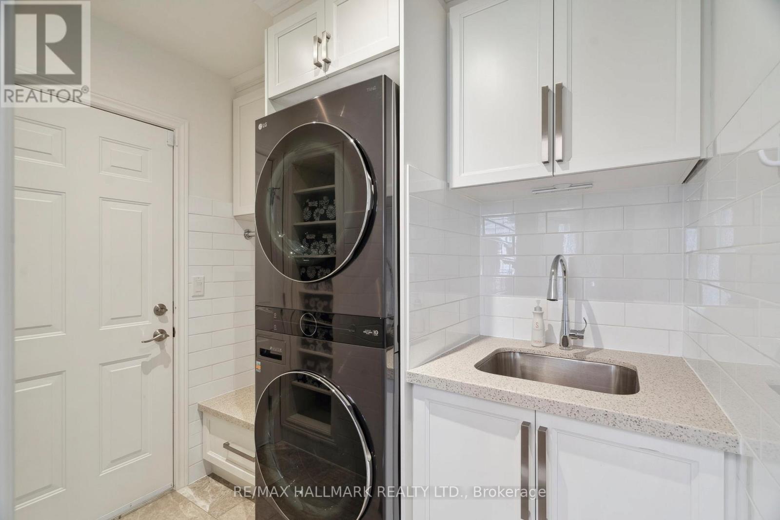 2092 Pinevalley Crescent, Oakville, Ontario  L6H 6L8 - Photo 38 - W12535312