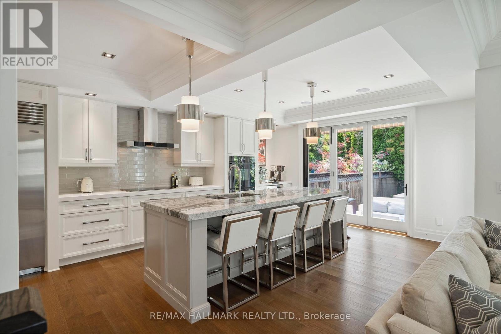 2092 Pinevalley Crescent, Oakville, Ontario  L6H 6L8 - Photo 4 - W12535312