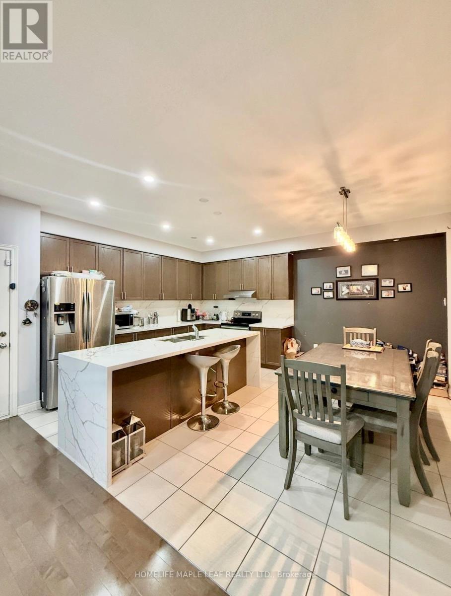 Upper - 385 Royal West Drive, Brampton, Ontario  L6X 5J9 - Photo 4 - W12535362