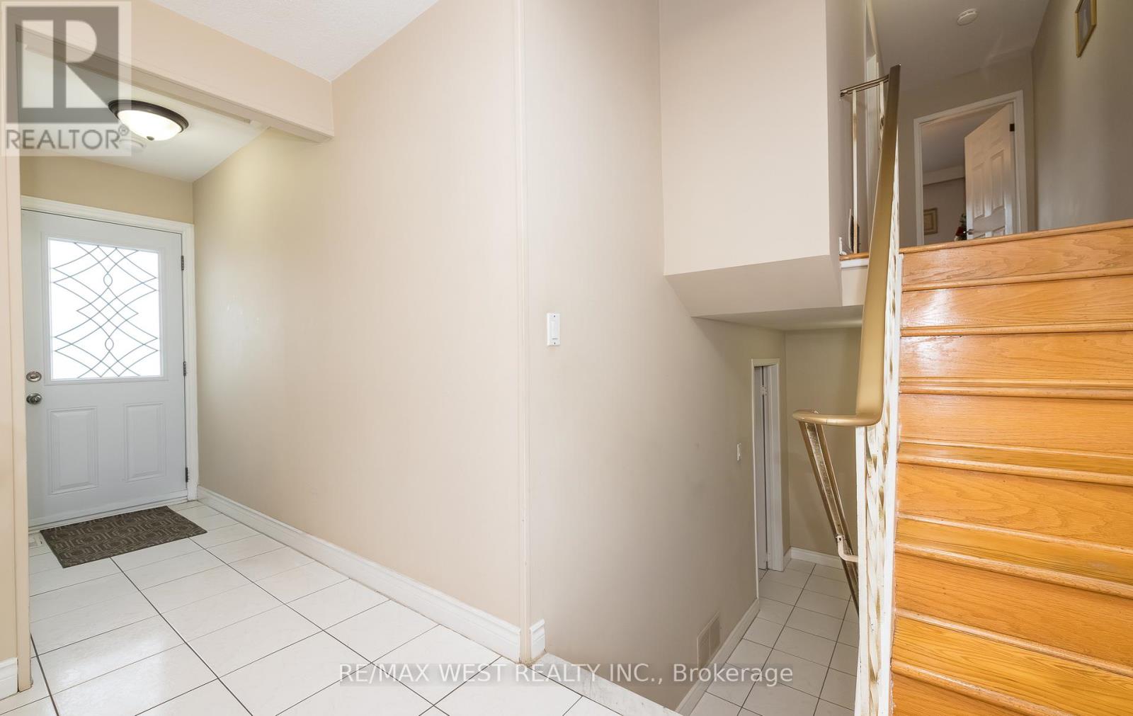 7812 Kittridge Drive, Mississauga, Ontario  L4T 3J6 - Photo 11 - W12533488