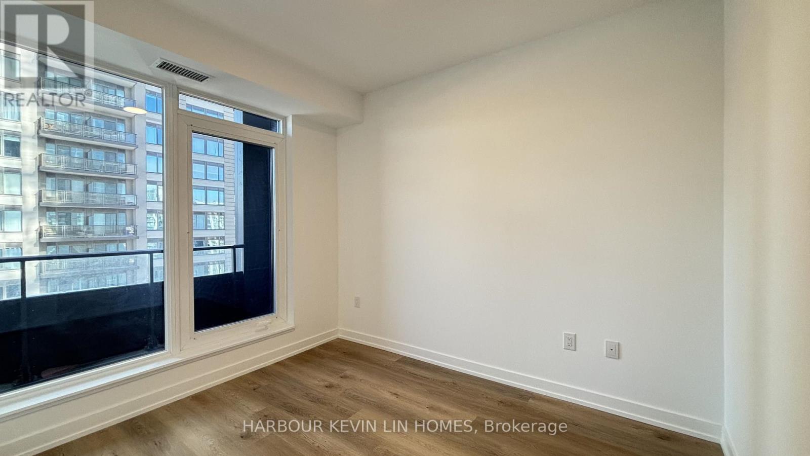 1606 - 395 Square One Drive, Mississauga, Ontario  L5B 0P6 - Photo 10 - W12535378