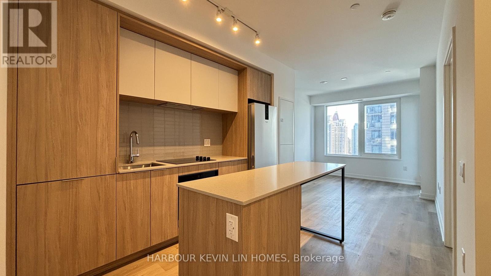 1606 - 395 Square One Drive, Mississauga, Ontario  L5B 0P6 - Photo 5 - W12535378