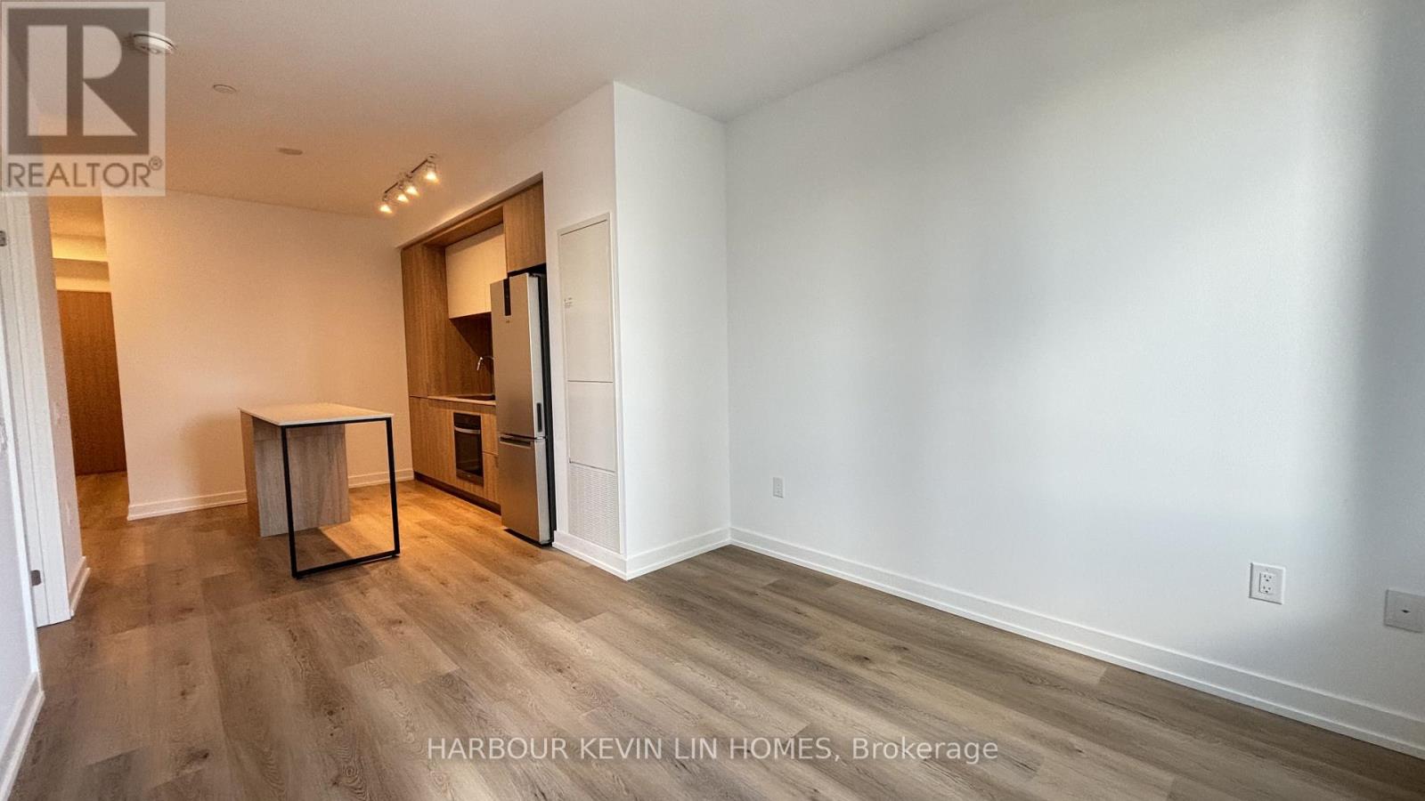 1606 - 395 Square One Drive, Mississauga, Ontario  L5B 0P6 - Photo 8 - W12535378