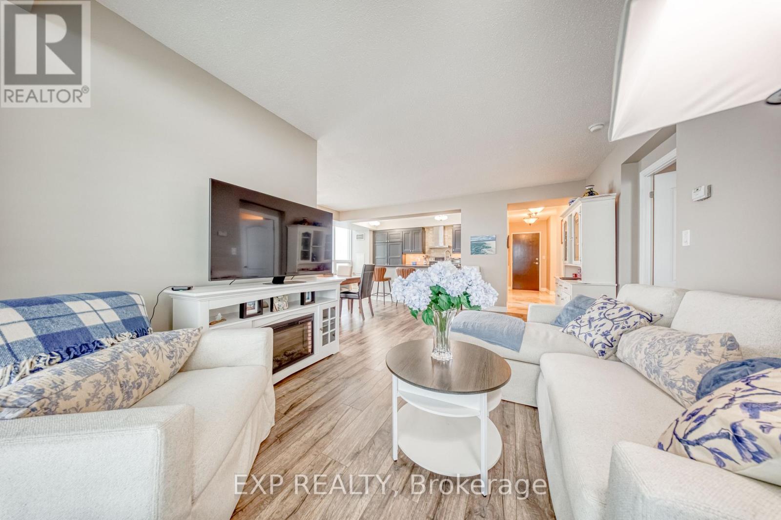 806 - 100 Promenade Circle, Vaughan, Ontario  L4J 7W7 - Photo 4 - N12534252