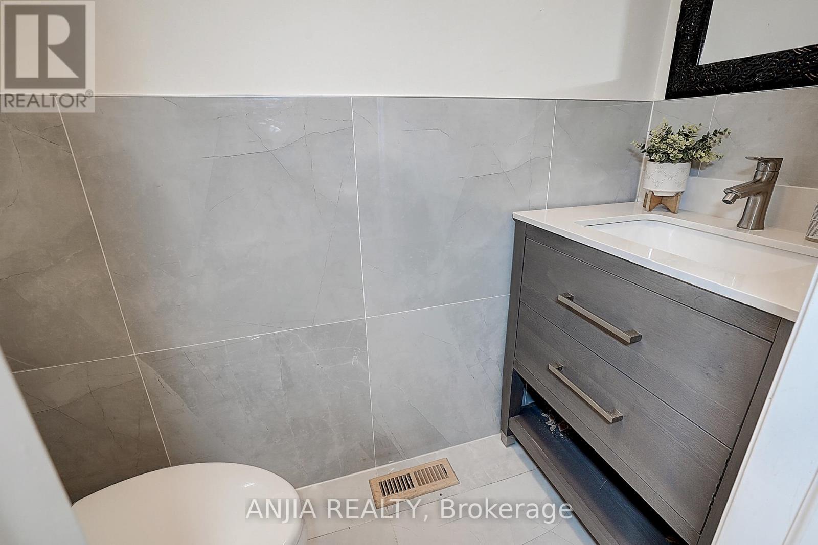 (Upper Level)40 Foxglove Court, Markham, Ontario  L3R 3Y3 - Photo 15 - N12535414