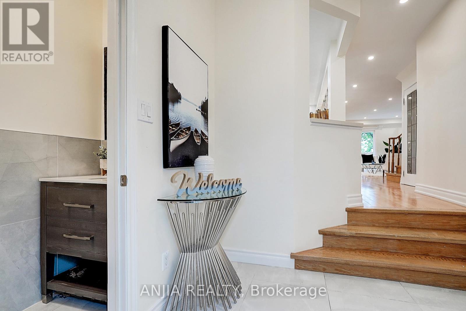 (Upper Level)40 Foxglove Court, Markham, Ontario  L3R 3Y3 - Photo 2 - N12535414