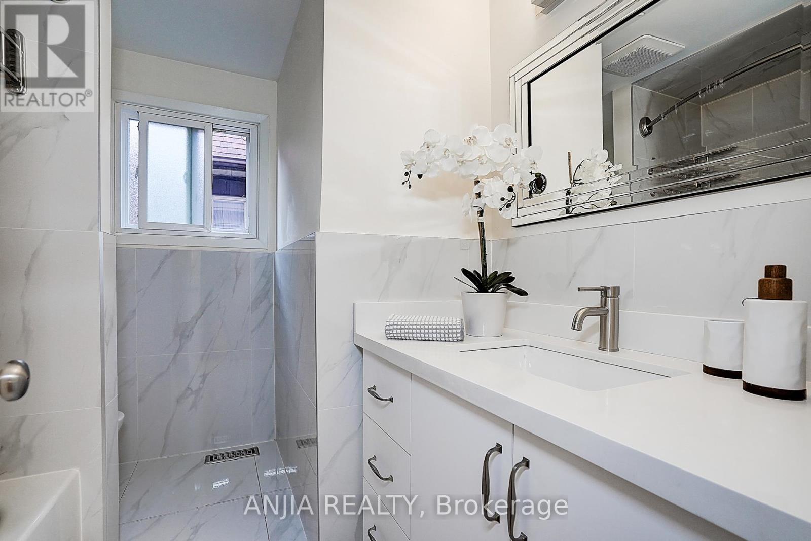 (Upper Level)40 Foxglove Court, Markham, Ontario  L3R 3Y3 - Photo 20 - N12535414