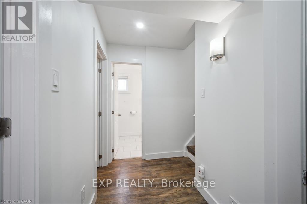 Upper - 53 Karen Walk, Waterloo, Ontario  N2L 5X1 - Photo 23 - X12535248