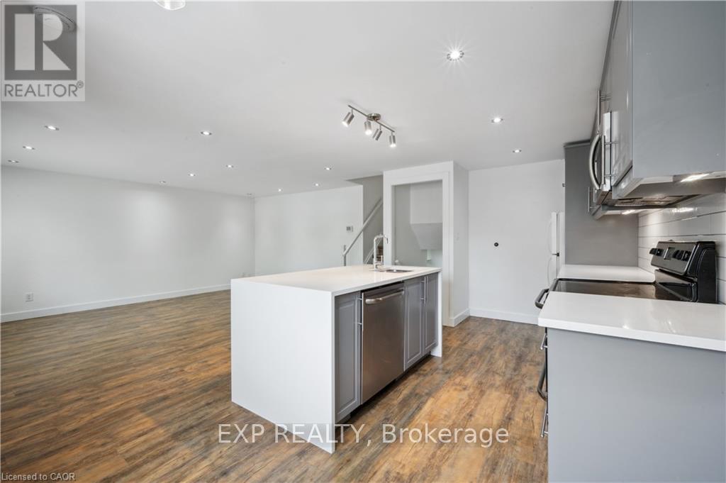 Upper - 53 Karen Walk, Waterloo, Ontario  N2L 5X1 - Photo 11 - X12535248