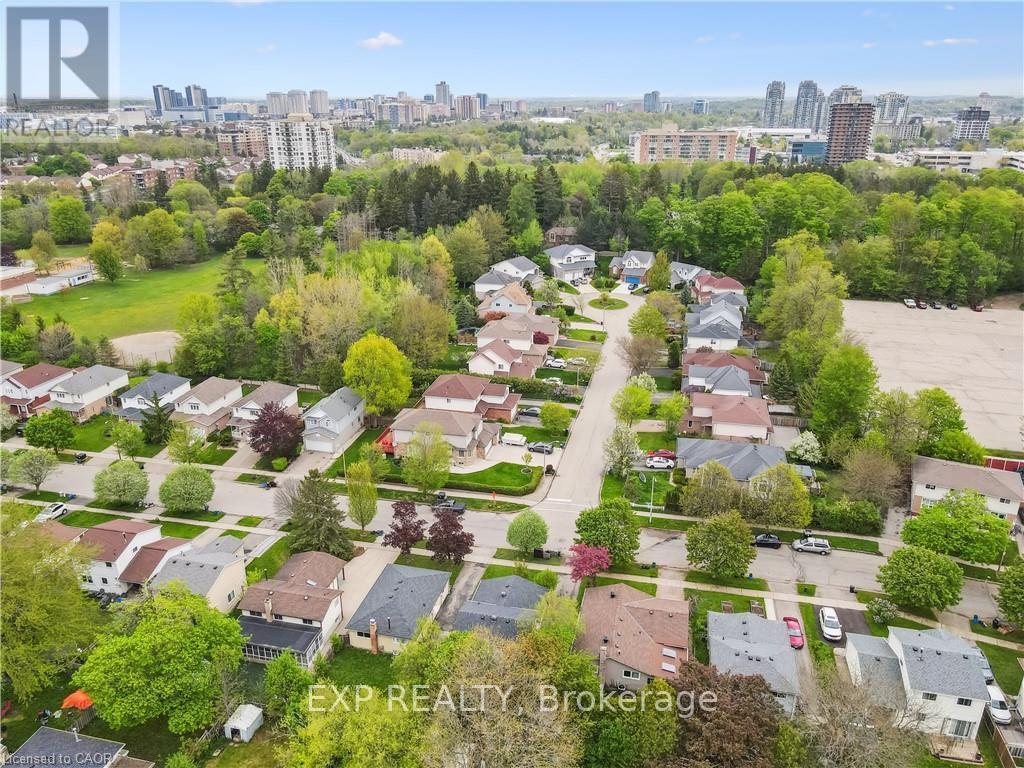 Upper - 53 Karen Walk, Waterloo, Ontario  N2L 5X1 - Photo 4 - X12535248