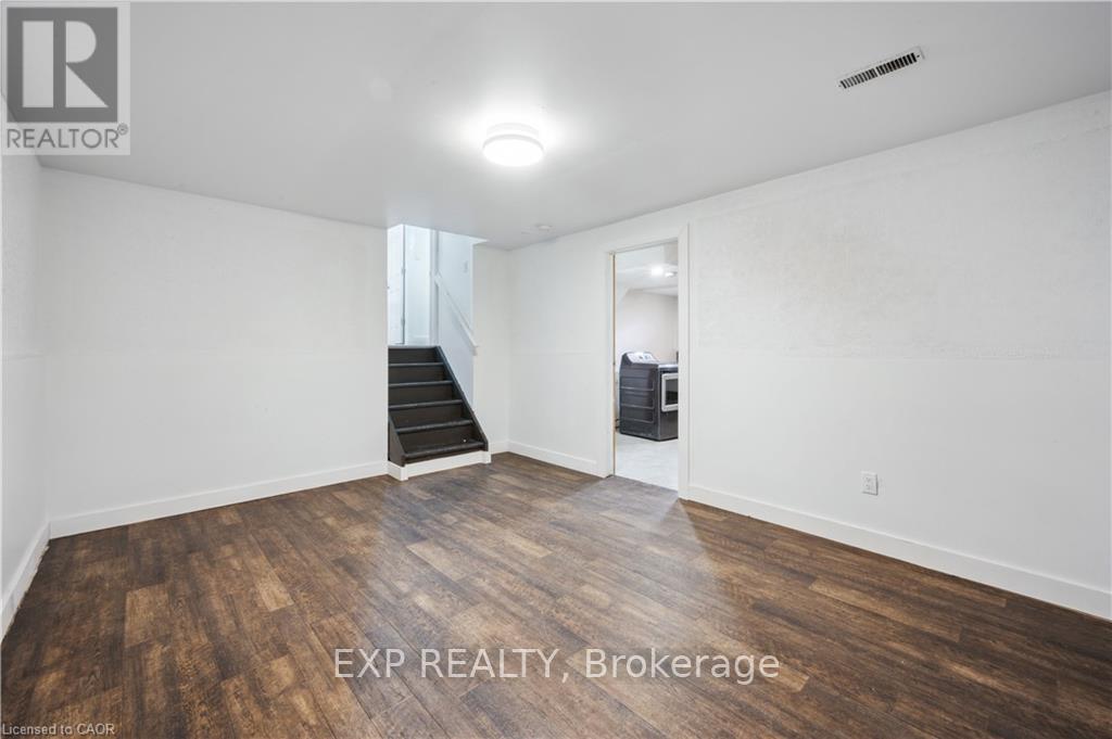 Upper - 53 Karen Walk, Waterloo, Ontario  N2L 5X1 - Photo 32 - X12535248