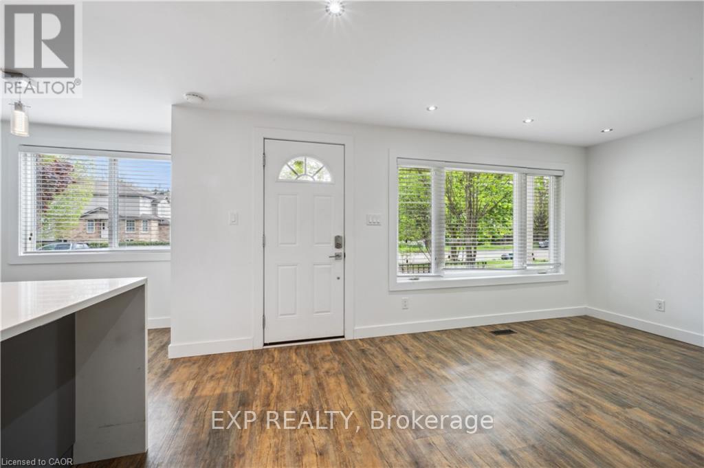 Upper - 53 Karen Walk, Waterloo, Ontario  N2L 5X1 - Photo 6 - X12535248