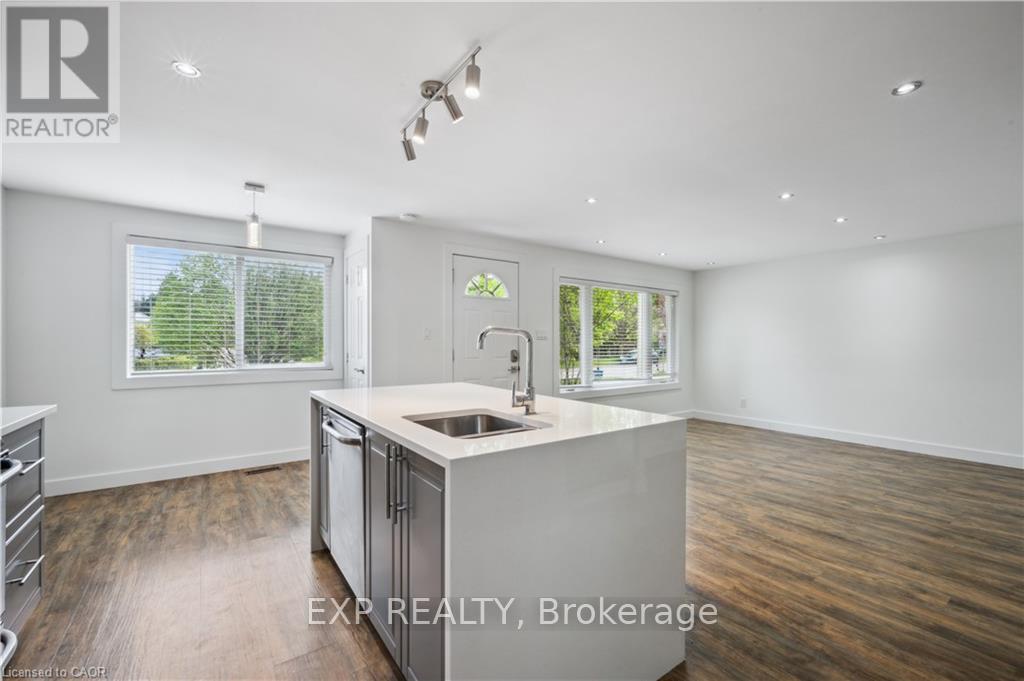 Upper - 53 Karen Walk, Waterloo, Ontario  N2L 5X1 - Photo 12 - X12535248