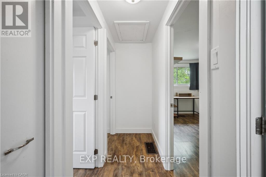 Upper - 53 Karen Walk, Waterloo, Ontario  N2L 5X1 - Photo 14 - X12535248