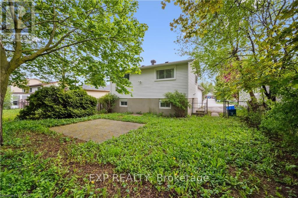 Upper - 53 Karen Walk, Waterloo, Ontario  N2L 5X1 - Photo 35 - X12535248