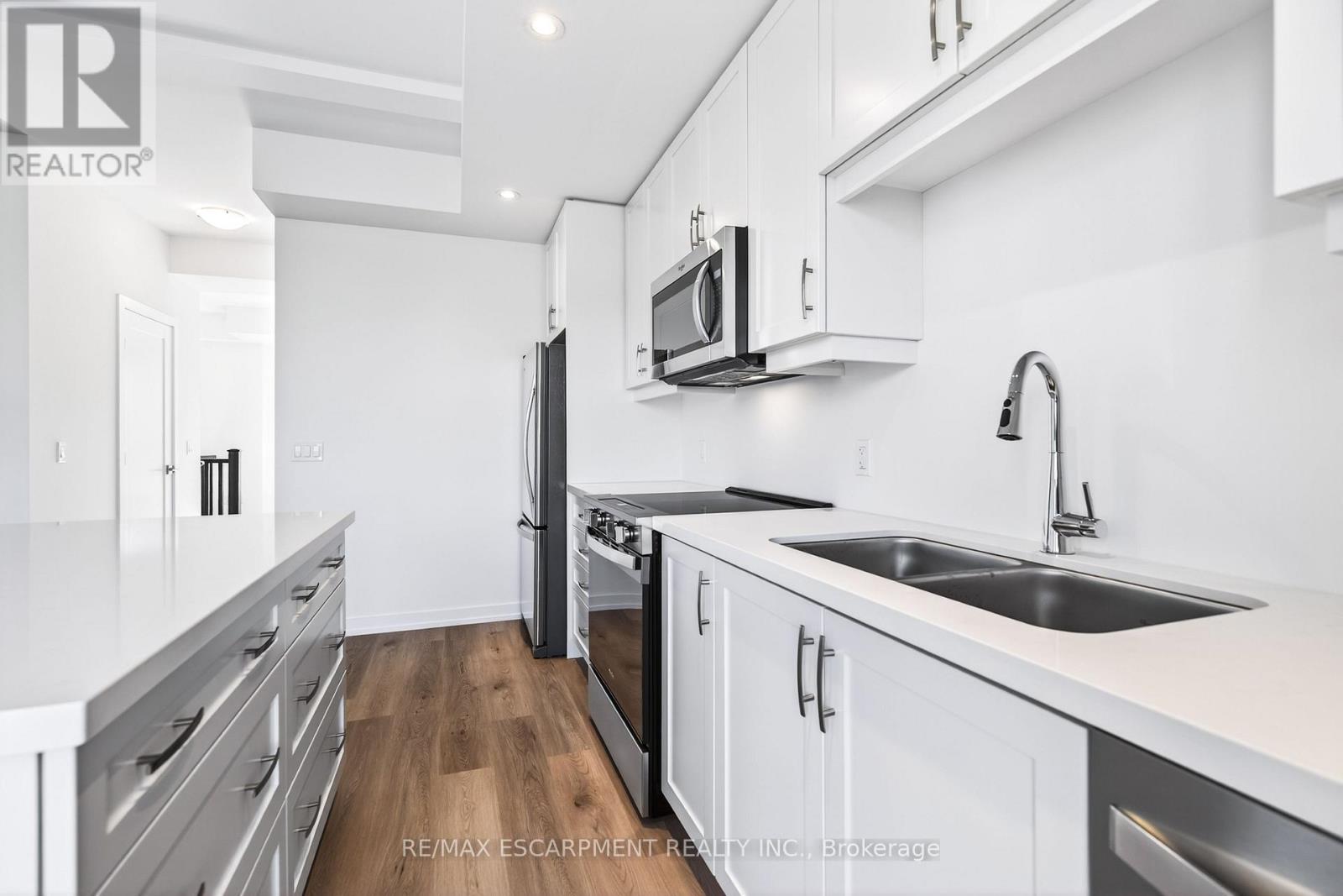 33 - 70 Kenesky Drive, Hamilton, Ontario  L8B 2A9 - Photo 12 - X12535432