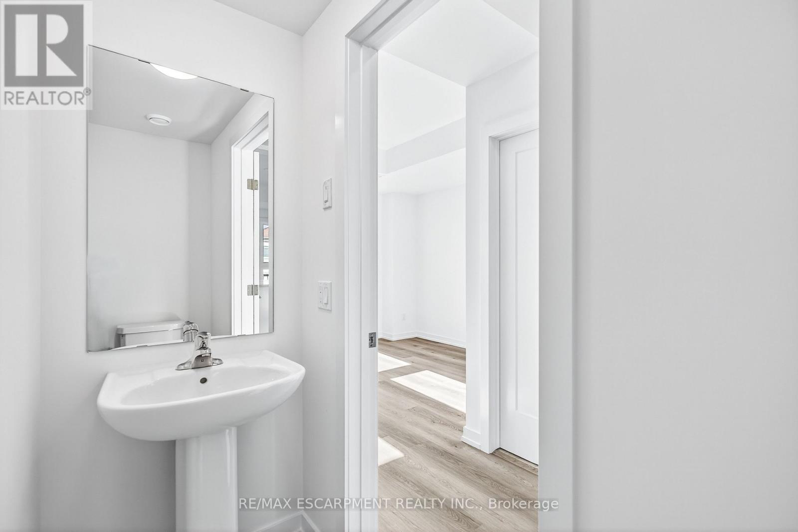 33 - 70 Kenesky Drive, Hamilton, Ontario  L8B 2A9 - Photo 7 - X12535432