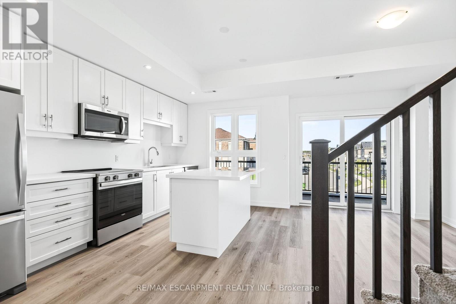 33 - 70 Kenesky Drive, Hamilton, Ontario  L8B 2A9 - Photo 8 - X12535432