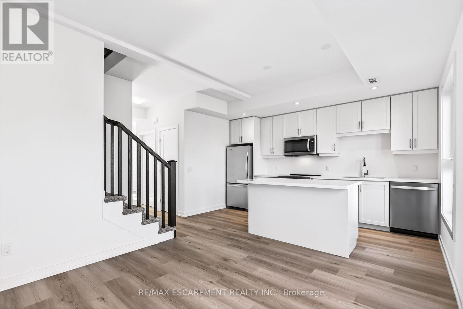 33 - 70 Kenesky Drive, Hamilton, Ontario  L8B 2A9 - Photo 9 - X12535432