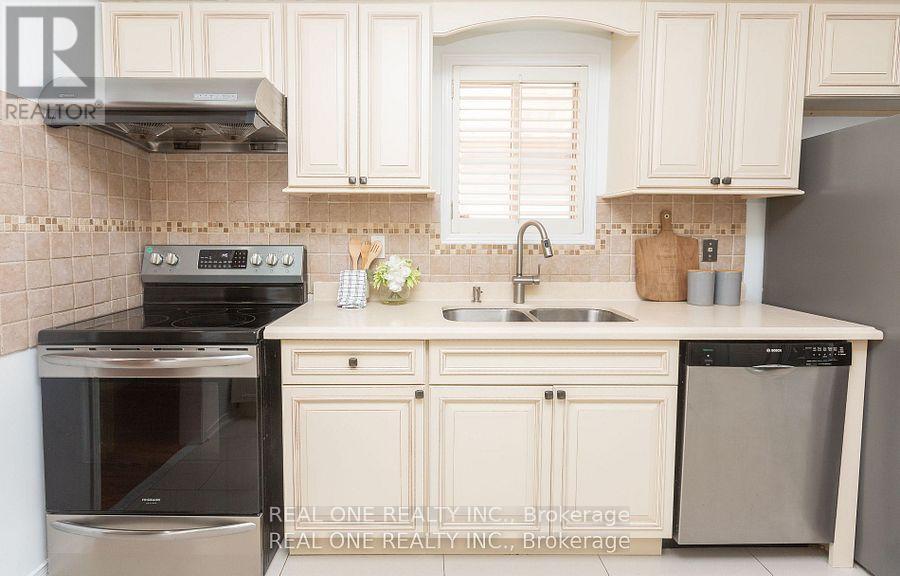 31 Cougar Court, Richmond Hill, Ontario  L4S 1H7 - Photo 10 - N12535444