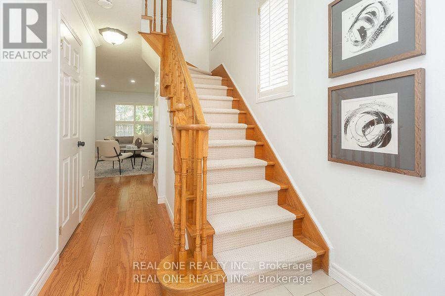 31 Cougar Court, Richmond Hill, Ontario  L4S 1H7 - Photo 3 - N12535444