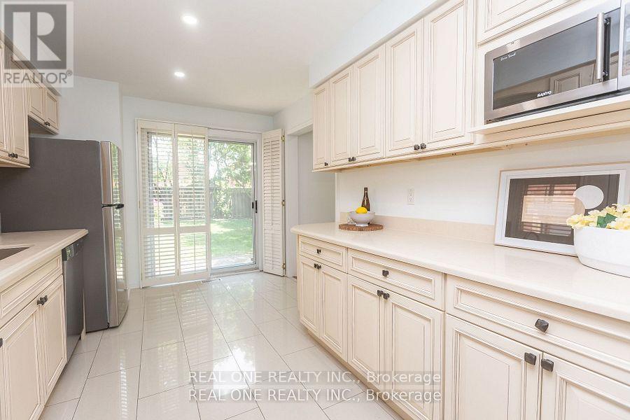 31 Cougar Court, Richmond Hill, Ontario  L4S 1H7 - Photo 9 - N12535444