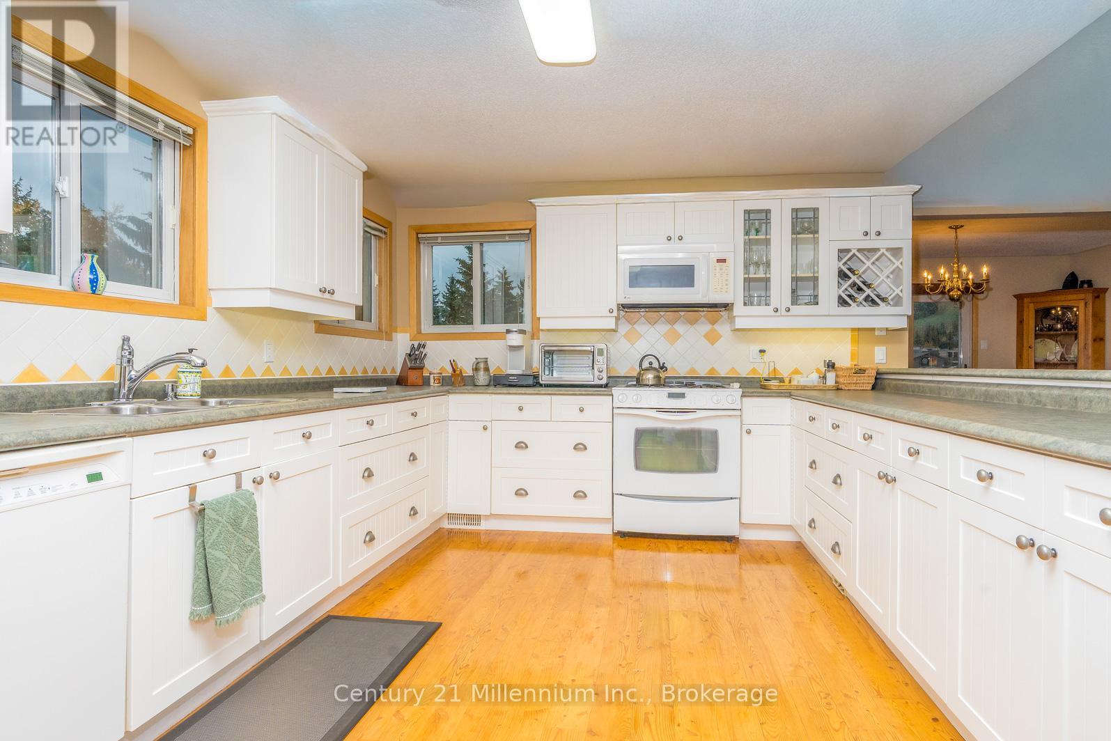 130 Pioneer Lane, Blue Mountains, Ontario  L9Y 0M7 - Photo 12 - X12516094