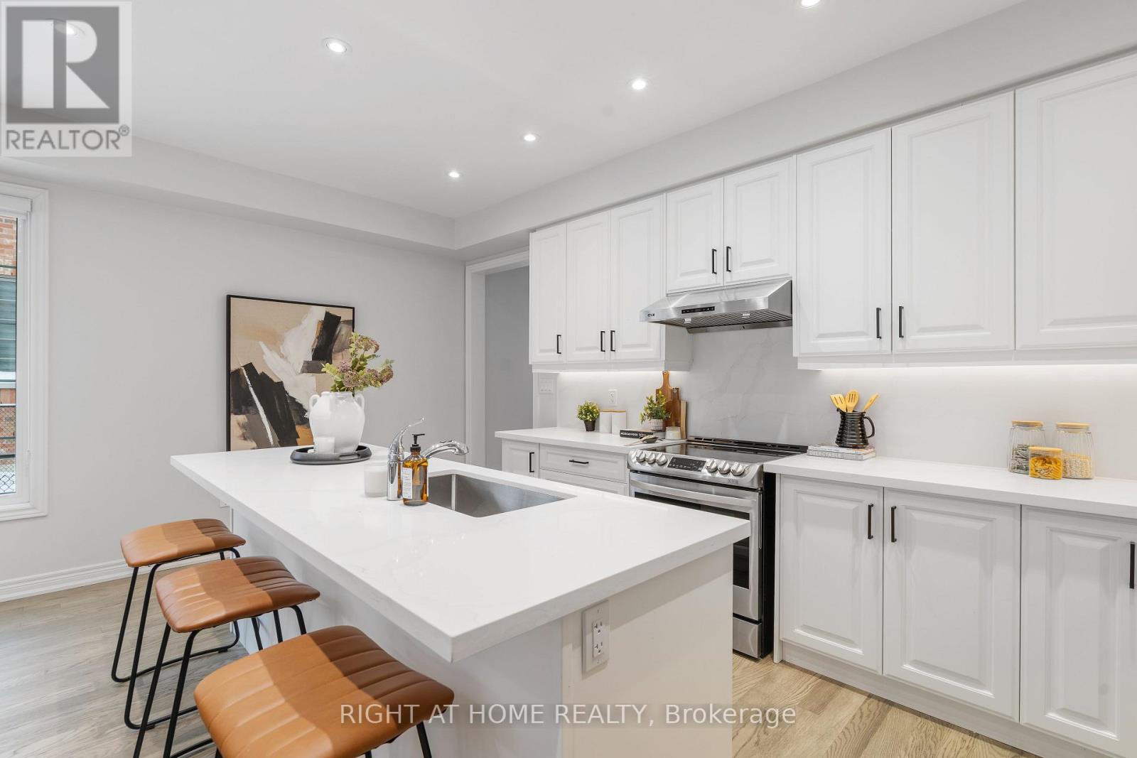 86 Cupples Farm Lane, East Gwillimbury, Ontario  L0G 1M0 - Photo 6 - N12535472