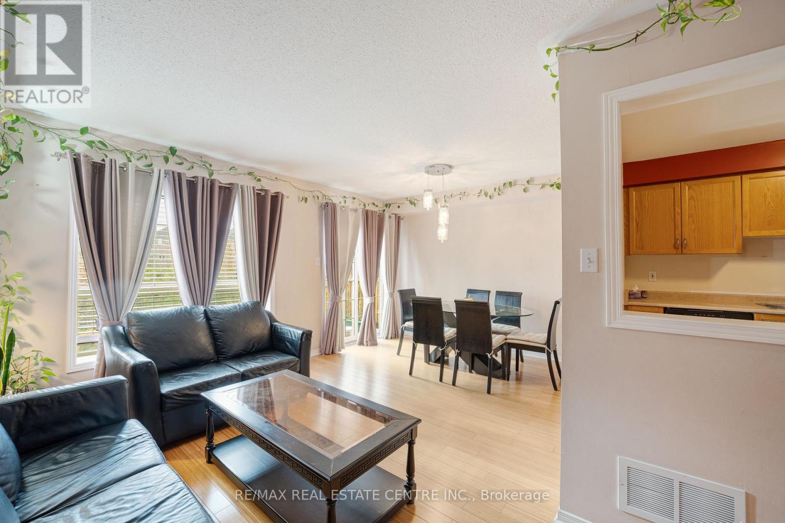 28 - 525 Novo Star Drive, Mississauga, Ontario  L5W 1X8 - Photo 4 - W12535466