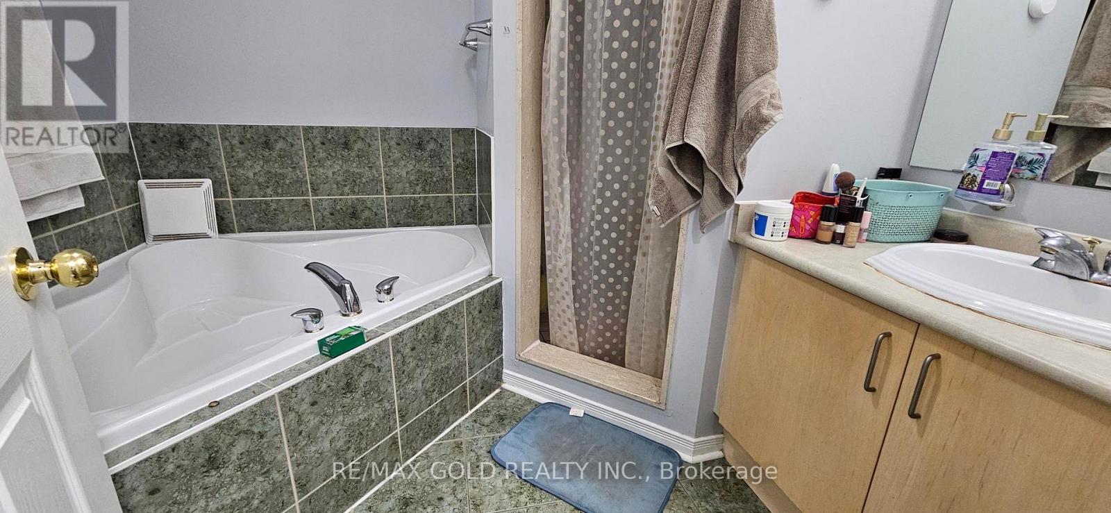 69 Milkweed Crescent, Brampton, Ontario  L7A 2G5 - Photo 10 - W12519974