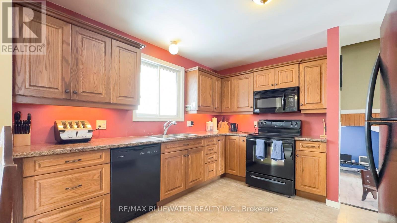 40204 Huron Street E, South Huron, Ontario N0M 1S5 - Photo 2 - X12535572