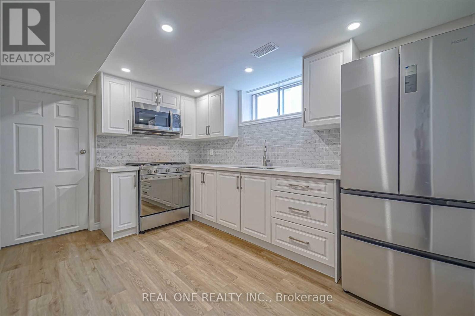 Lower - 3487 Ellengale Drive, Mississauga, Ontario L5C 1Z8 - Photo 3 - W12535504