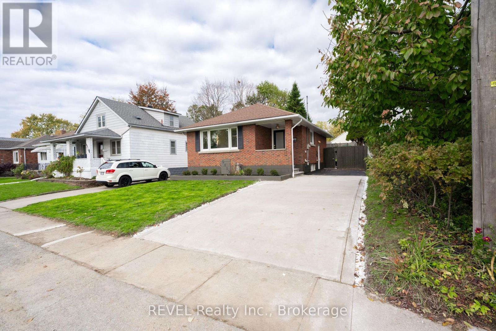 6483 Monroe Street, Niagara Falls, Ontario L2G 2G9 - Photo 2 - X12535558